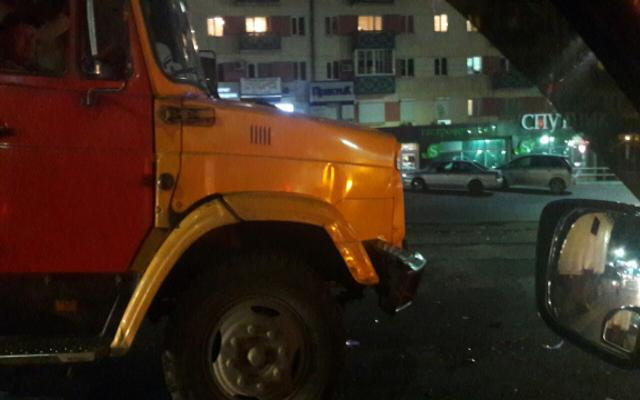 В центре Улан-Удэ грузовик протаранил «легковушку»