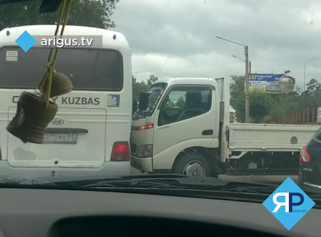 В Улан-Удэ в час пик микрогрузовик протаранил маршрутку с пассажирами
