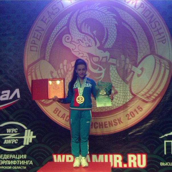 Спортсменка из Бурятии Алина Мисайлова установила сразу три мировых рекорда в поднятии тяжестей 