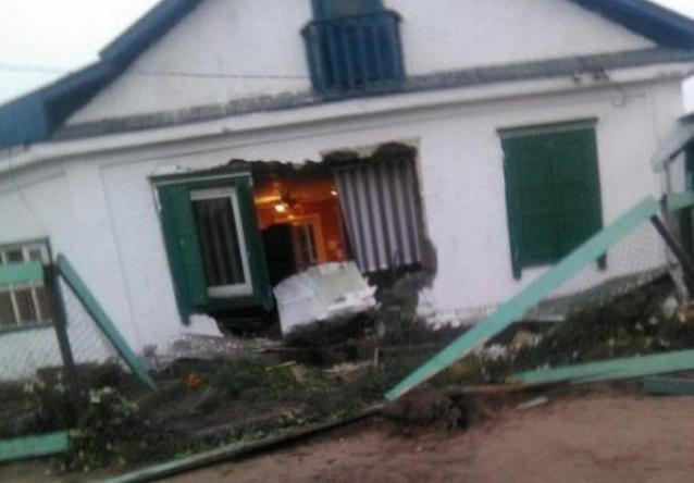 В Улан-Удэ три нетрезвые девушки на автомобиле влетели в жилой дом и проломили стену (ФОТО)