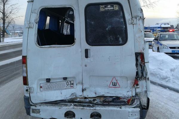 В Улан-Удэ грузовик въехал в пассажирский микроавтобус