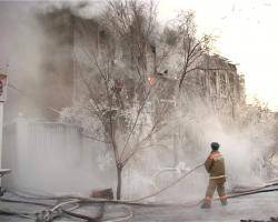 В центре Улан-Удэ полностью выгорело двухэтажное здание