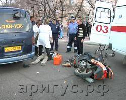 В центре Улан-Удэ мотоцикл на полной скорости врезался в микроавтобус