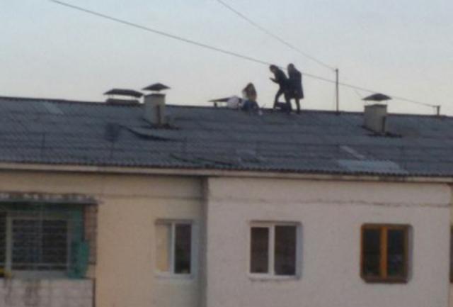 «Слабоумие и отвага»: Улан-Удэнские любительницы селфи «покоряют» крыши и шокируют очевидцев