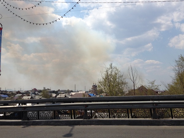 В центре Улан-Удэ пожарные тушили траву