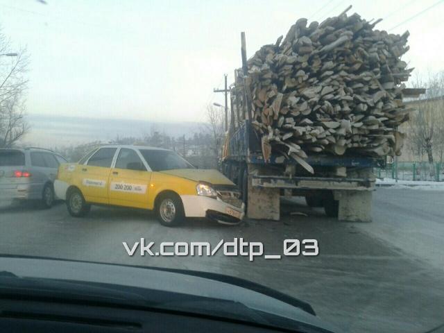 В Улан-Удэ такси врезалось в грузовик с досками