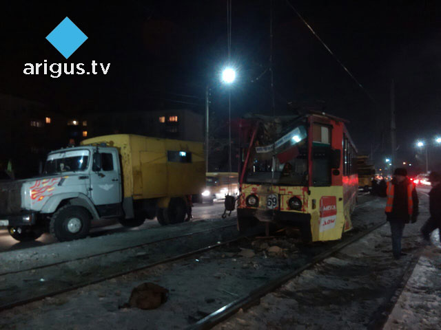 В Улан-Удэ трамвай сошёл с рельсов и снёс электроопору  