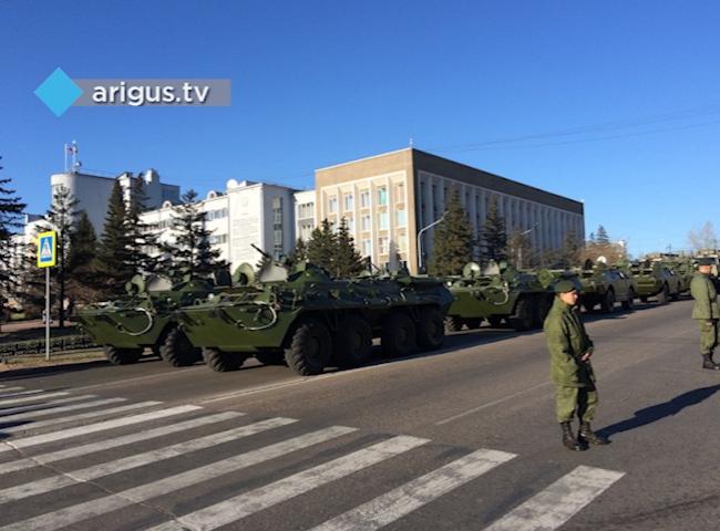 В центре Улан-Удэ в «пробке» застряли бронетранспортеры