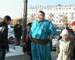 Знаменитый бурятский сумоист Анатолий Михаханов приехал из Японии на родину