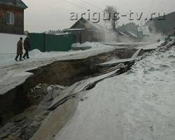 В Улан-Удэ из-за прорыва водопровода пострадали автомобили, железная дорога и люди