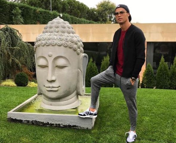 Буддистов возмутила фотография Криштиану Роналду со статуей Будды