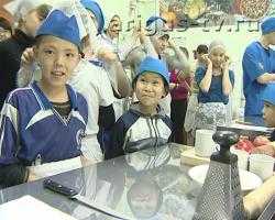 В Улан-Удэ волонтеры учили детей-инвалидов готовить пиццу
