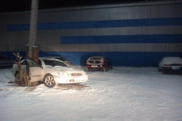 В Улан-Удэ водитель «Тойоты» погиб, протаранив электроопору возле ночного клуба 