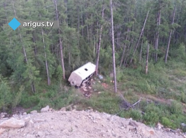 В Якутии в 10-метровый обрыв сорвался автобус с рабочими из Бурятии