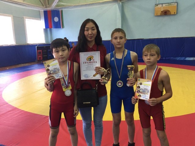 Юные спортсмены из Бурятии завоевали медали турнира по вольной борьбе в Якутии 
