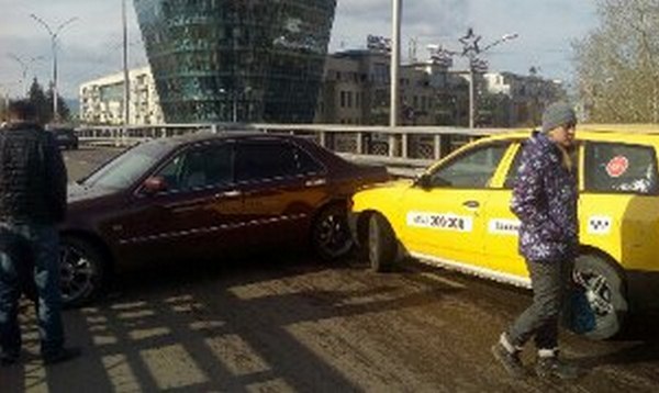 В Улан-Удэ на развязке такси врезалось в седан