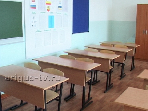 В Улан-Удэ недовольная оценками школьница ножницами угрожала учителям