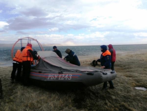 В Бурятии на озере Гусиное едва не утонули трое рыбаков