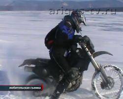 Улан-удэнские экстремалы прокатились по байкальскому льду на мотоциклах