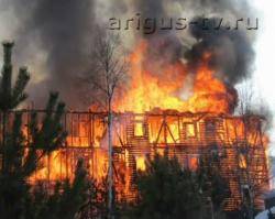 В Бурятии на берегу Байкала почти полностью сгорела база отдыха «Кумуткан»