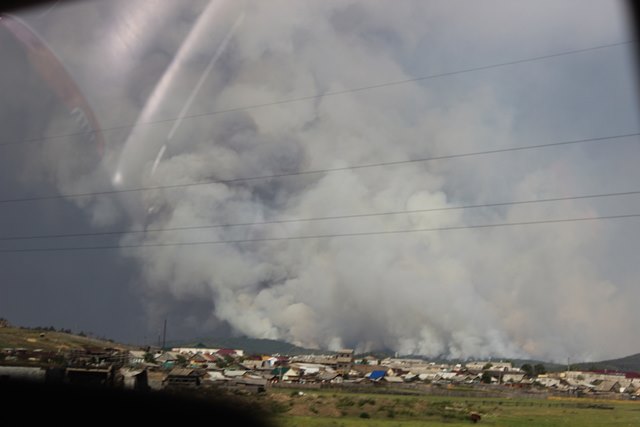 В Бурятии лесной пожар перекинулся на поселок Сотниково, сгорели уже несколько домов