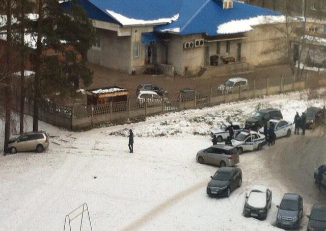 В Иркутской области двое пьяных полицейских на авто врезались в дерево (ФОТО)