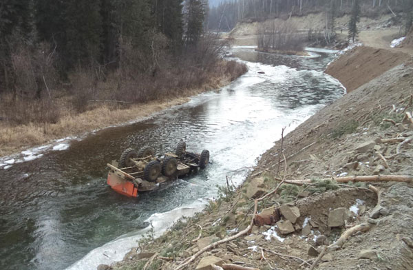 В Бурятии в реку Турка сорвался грузовик "Урал"