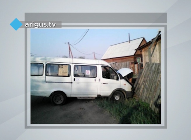 В Улан-Удэ пассажирский микроавтобус снес забор жилого дома