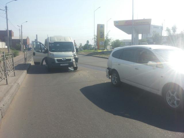 В Улан-Удэ столкнулись микроавтобус и «легковушка»