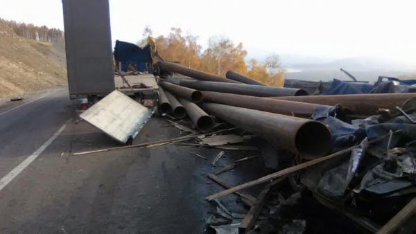 «Легковушка» оказалась под грудой труб в результате крупной аварии на трассе «Байкал»