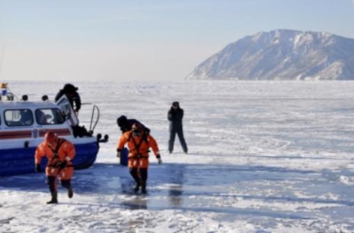 В Бурятии рыбаки вновь «отправились в путешествие» на оторвавшейся льдине