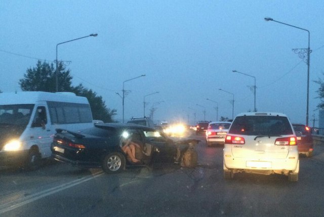 Лобовое ДТП: В Улан-Удэ на Селенгинском мосту столкнулись два автомобиля