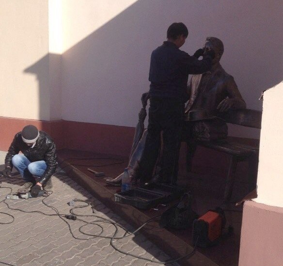 В Улан-Удэ восстановили пенсне на памятнике Антону Чехову