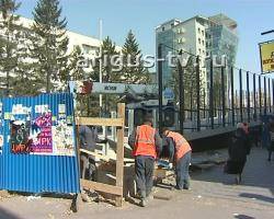 В зоне строительства дорожной развязки в центре Улан-Удэ железный забор упал на двух беременных женщин