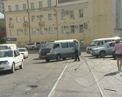 КАМАЗ сорвал трамвайные провода и остановил движение на маршруте