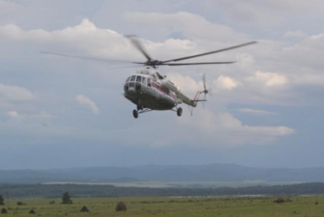 От очага к очагу пожарные-десантники в лесах Бурятии добираются на вертолётах