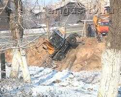 В Улан-Удэ в строительный котлован упал экскаватор