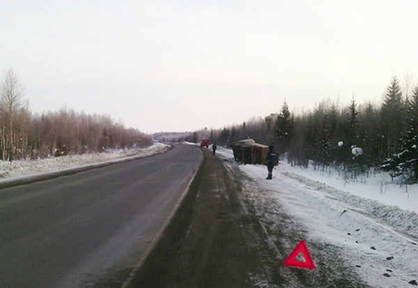 На федеральной трассе «Байкал» опрокинулся бензовоз 