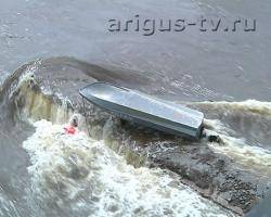 ДТП на воде. Пьяный водитель опрокинул катер под Удинским мостом в Улан-Удэ