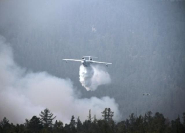 В Бурятии авиация МЧС России продолжает тушить лесные пожары