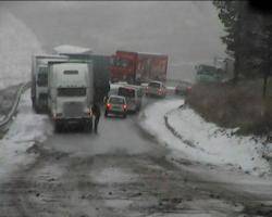 Снег на перевалах стал причиной автомобильных заторов