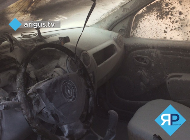 В Улан-Удэ на полном ходу у женщины-водителя загорелось такси (ФОТО)