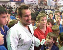 Призер Олимпийских игр Дмитрий Носов показал мастер-класс юным дзюдоистам Бурятии