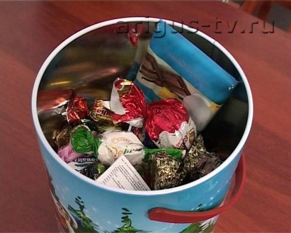 В Бурятии предприниматели фасовали в детские новогодние подарки просроченную продукцию