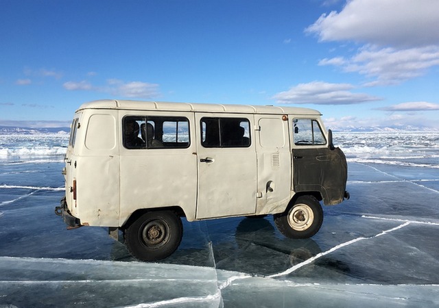 ЧП: На Байкале оторвало льдину с двумя рыбаками