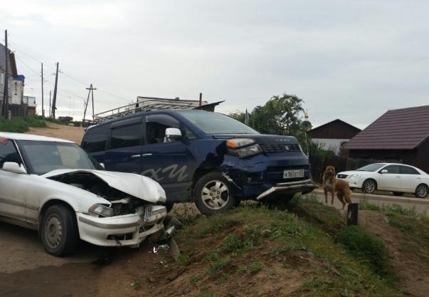 В Улан-Удэ на большой скорости столкнулись два автомобиля (ФОТО)