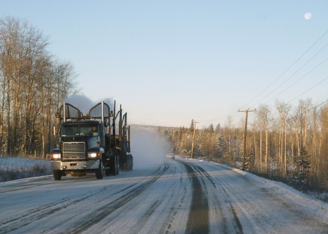 Из-за снегопада на федеральной трассе в сторону Иркутска ограничили движение транспорта