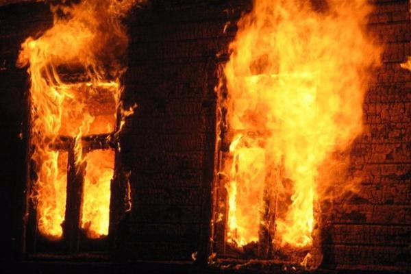 В Бурятии на пожаре семья лишилась дома и бани