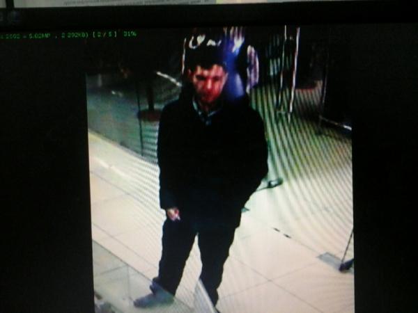 В Улан-Удэ разыскивают мужчину, укравшего сотовый телефон в торговом центре