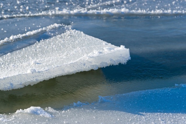 На Байкале спасатели сняли подростка с отколовшейся льдины 